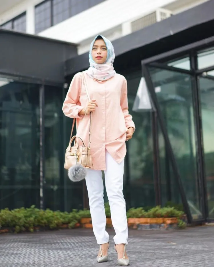 Keburu Dandan dan Bingung Memilih Pakaian? Padu-padan Hijab dan Kemeja Ini Bisa Jadi Teman 25