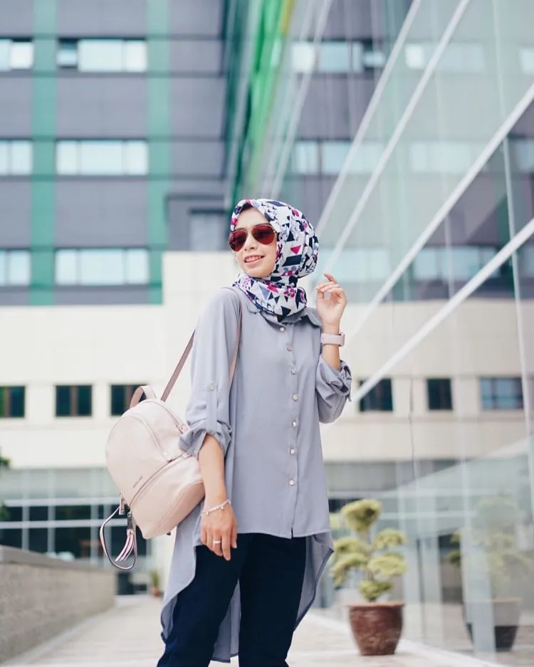 Keburu Dandan dan Bingung Memilih Pakaian? Padu-padan Hijab dan Kemeja Ini Bisa Jadi Teman 26