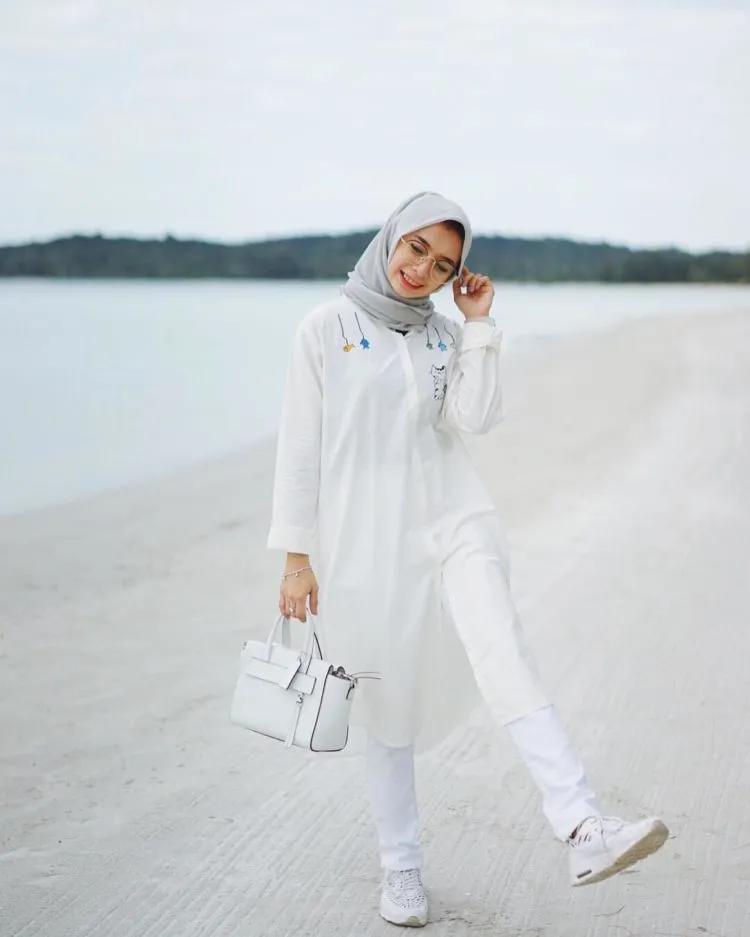 Keburu Dandan dan Bingung Memilih Pakaian? Padu-padan Hijab dan Kemeja Ini Bisa Jadi Teman 27