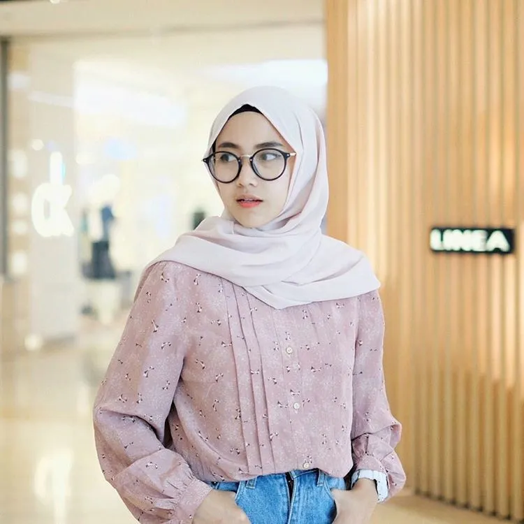 Keburu Dandan dan Bingung Memilih Pakaian? Padu-padan Hijab dan Kemeja Ini Bisa Jadi Teman 28