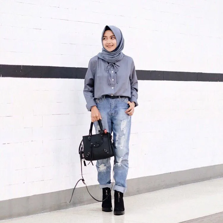 Keburu Dandan dan Bingung Memilih Pakaian? Padu-padan Hijab dan Kemeja Ini Bisa Jadi Teman 29