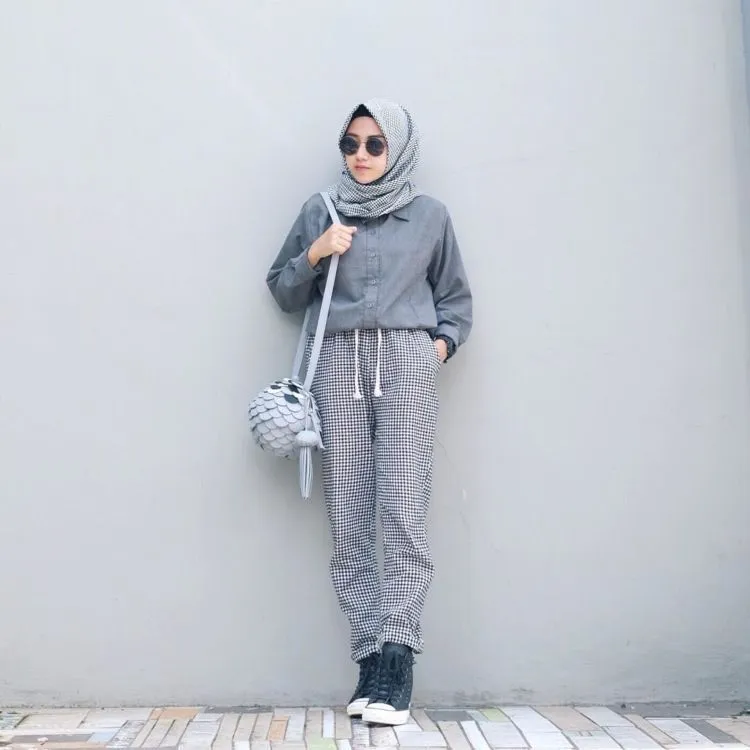 Keburu Dandan dan Bingung Memilih Pakaian? Padu-padan Hijab dan Kemeja Ini Bisa Jadi Teman 30