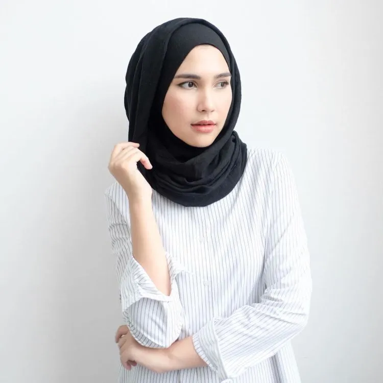 Keburu Dandan dan Bingung Memilih Pakaian? Padu-padan Hijab dan Kemeja Ini Bisa Jadi Teman 17