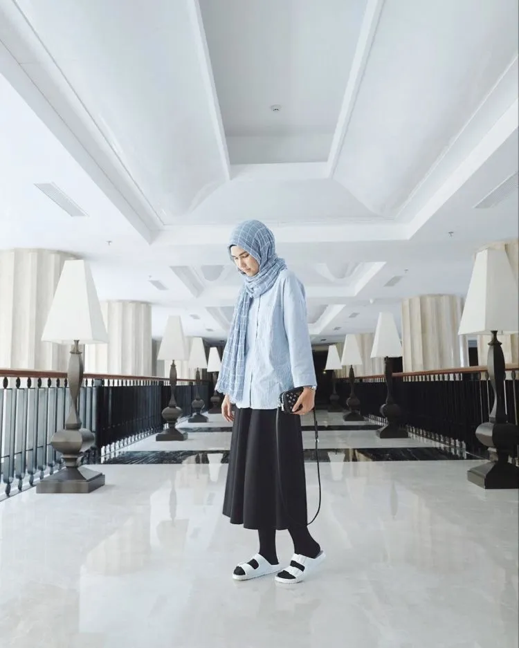 Keburu Dandan dan Bingung Memilih Pakaian? Padu-padan Hijab dan Kemeja Ini Bisa Jadi Teman 18