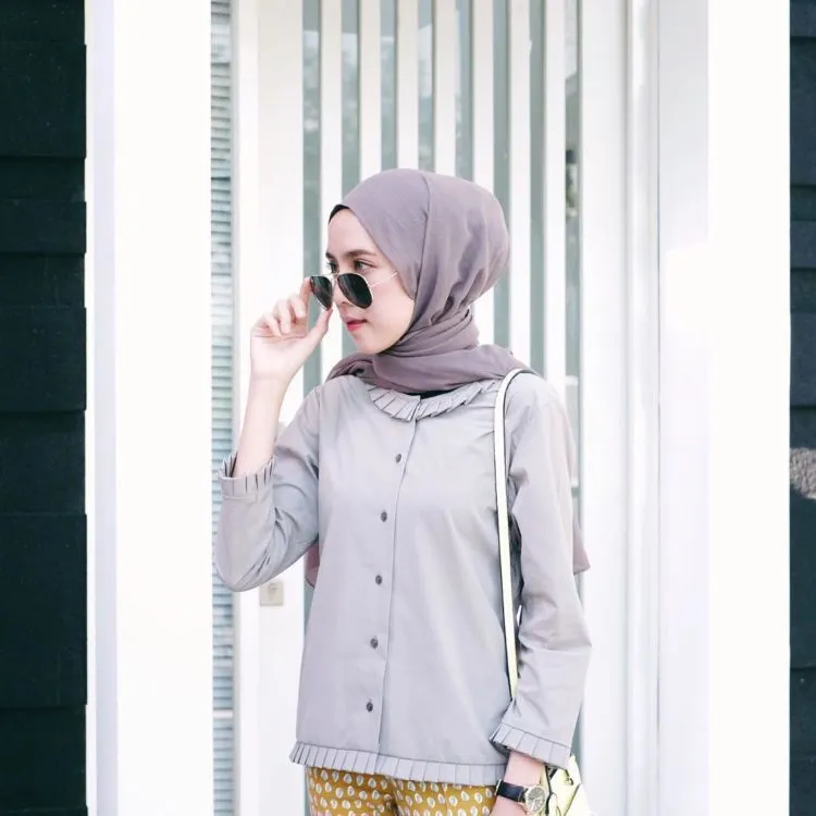 Keburu Dandan dan Bingung Memilih Pakaian? Padu-padan Hijab dan Kemeja Ini Bisa Jadi Teman 19