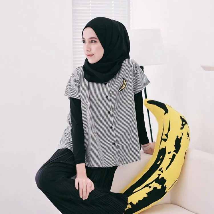 Keburu Dandan dan Bingung Memilih Pakaian? Padu-padan Hijab dan Kemeja Ini Bisa Jadi Teman 20