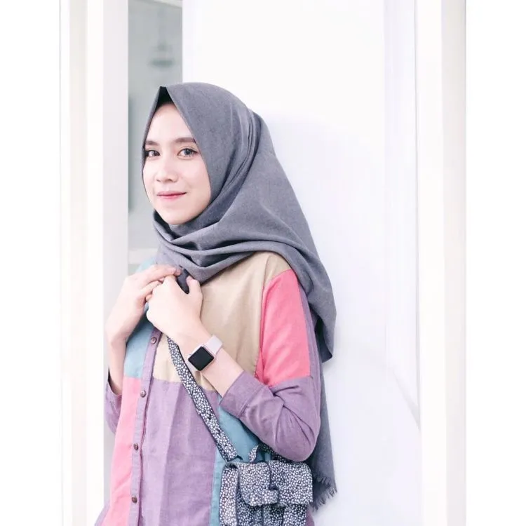 Keburu Dandan dan Bingung Memilih Pakaian? Padu-padan Hijab dan Kemeja Ini Bisa Jadi Teman 21