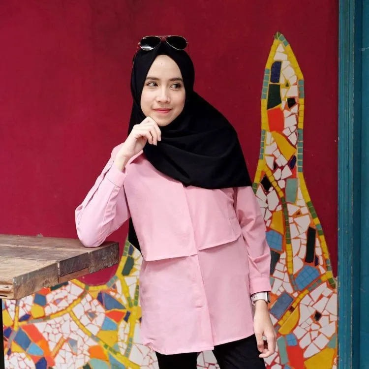 Keburu Dandan dan Bingung Memilih Pakaian? Padu-padan Hijab dan Kemeja Ini Bisa Jadi Teman 22