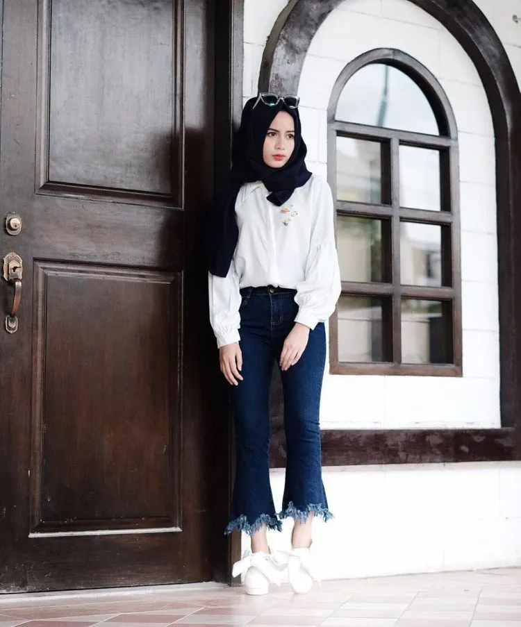 Keburu Dandan dan Bingung Memilih Pakaian? Padu-padan Hijab dan Kemeja Ini Bisa Jadi Teman 23