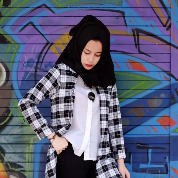 Keburu Dandan dan Bingung Memilih Pakaian? Padu-padan Hijab dan Kemeja Ini Bisa Jadi Teman 24