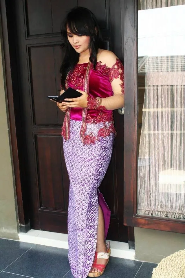 13 Inspirasi Kebaya Beludru yang Tak Hanya Membuatmu Cantik, Tapi Juga Elegan Maksimal 23