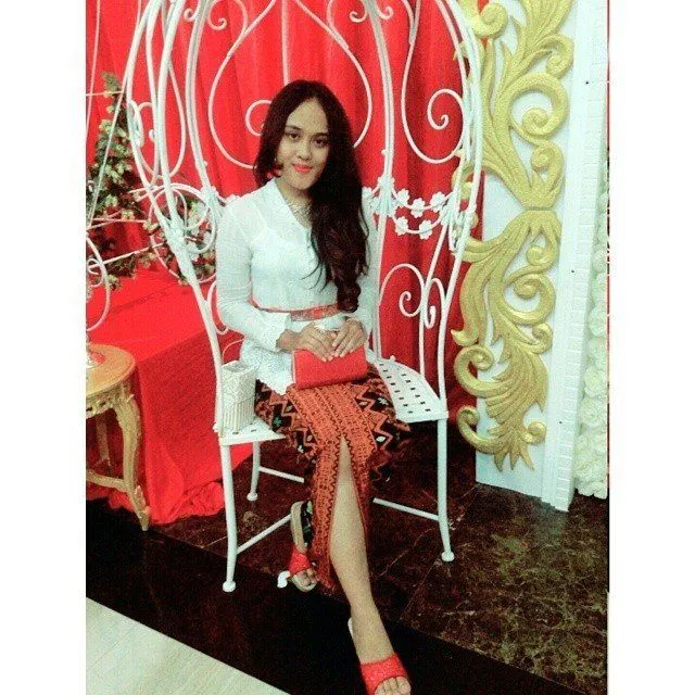 Padu Padan Kebaya dengan Rok Belah, Siap Membuat Tampilan Cantikmu Kian Mewah 12