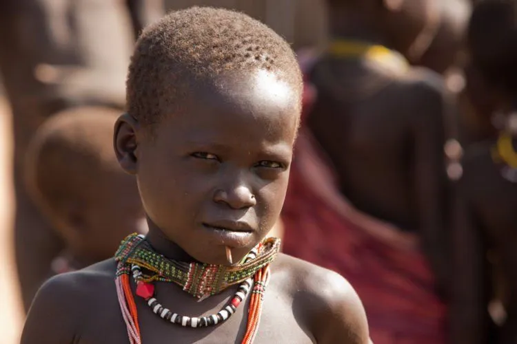 Tradisi Menyayat Wajah Suku Dinka di Sudan. Sebuah Bukti Bahwa Kecantikan Memang Relatif Sih ya... 9