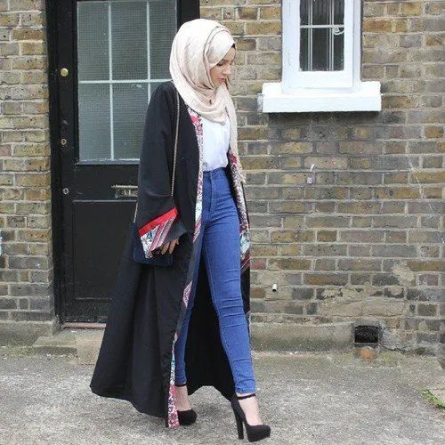 Berhenti Menghakimi Cewek Berhijab yang Masih Pakai Jeans Ke mana-mana. Paling Tidak Mereka Mencoba 7