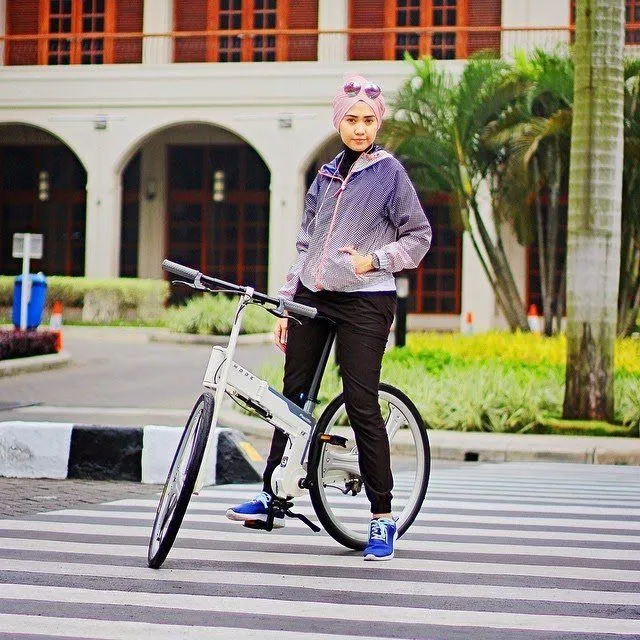 10 Inspirasi Pakaian Hijab Sporty Sekaligus Sopan untuk Kamu si Tomboy yang Aktif! 14