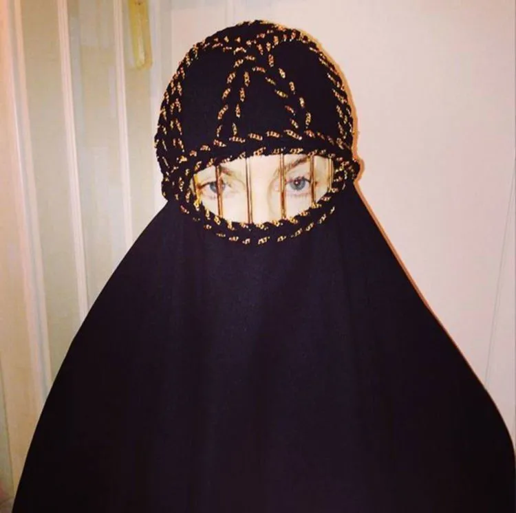 Jilbab Ternyata Nggak Cuma Soal Agama, 14 Seleb Hollywood Ini Pakai Juga dengan Berbagai Alasan 29