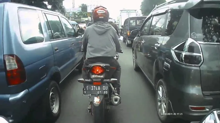 Kelakuan Pengemudi Mobil yang Norak Ini Seolah Bukti Bahwa Kekayaan Nggak Menjamin Kesopanan! 11