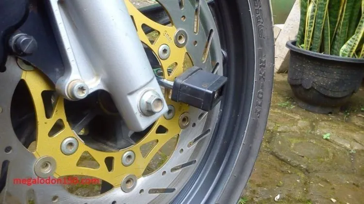 Caramu Memarkir Motor Mencerminkan Kepribadianmu Lho, Jangan Sembarang Makan Tempat Kosong Makanya 11