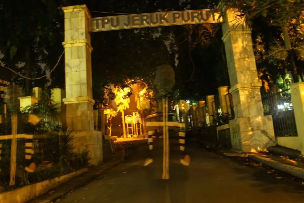 Dari Genderuwo Sampai Pastur Kepala Buntung, TPU Jeruk Purut Memang Lokasi Paling Mistis di Jakarta!