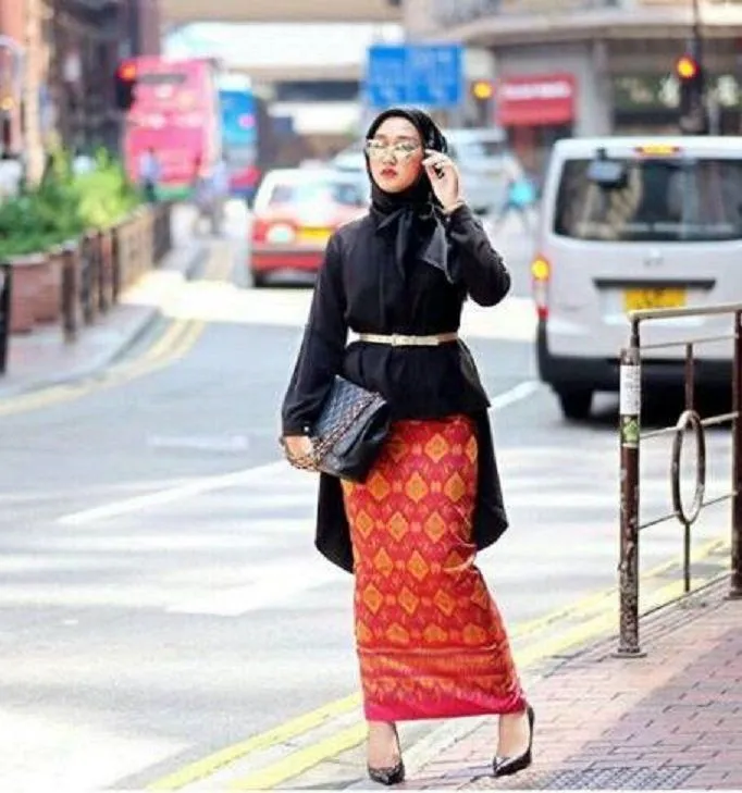 Agar Kondanganmu Tak Begitu-gitu Saja, Simak 12 Padu Padan Batik untuk Kamu yang Berhijab! 14
