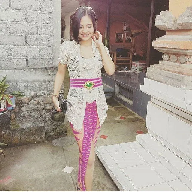 Sendiri Atau Sama Pasangan, Berkondangan dengan Tenun Nusantara Ini Dijamin Bikin Menawan 11