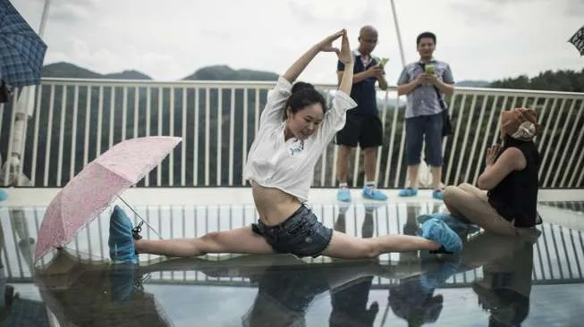Baru Dua Minggu, Eh Jembatan Kaca Terpanjang Di Dunia Ini Sudah Ditutup Aja. Kira-kira Kenapa ya? 9