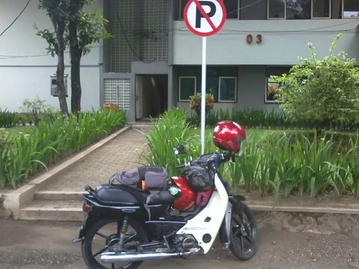 Caramu Memarkir Motor Mencerminkan Kepribadianmu Lho, Jangan Sembarang Makan Tempat Kosong Makanya 12