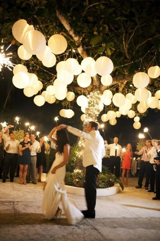 15 Inspirasi Tatanan Lampu Cantik di Pernikahan Outdoor, Murah Meriah Tapi Bikin Resepsimu Naik Kelas 16