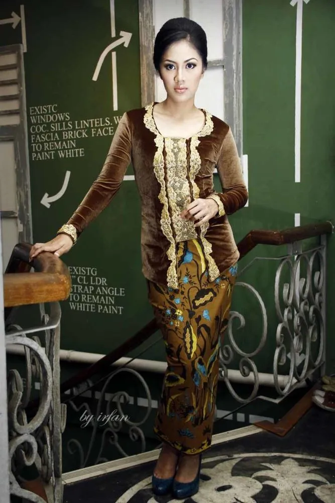 13 Inspirasi Kebaya Beludru yang Tak Hanya Membuatmu Cantik, Tapi Juga Elegan Maksimal 22
