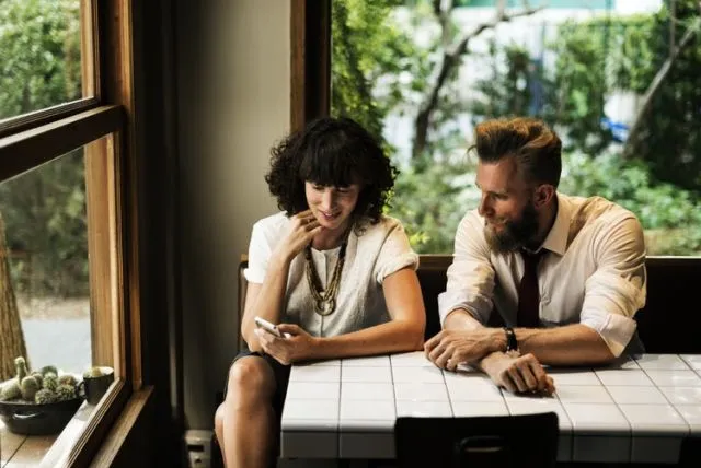 8 Cara Mengenalkan Pacar yang Ekonominya Pas-pasan ke Orangtua, Namanya Baru Perjuangan Cinta Nih! 10
