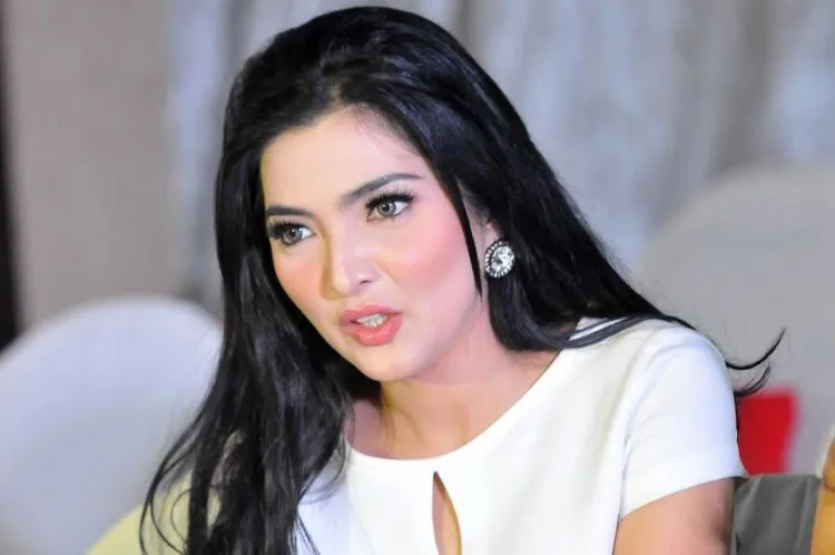 Seperti Apa Rupa 15 Seleb Ini dalam Kondisi Tanpa Make-Up? Mungkin Kamu Justru Makin Kesengsem 43