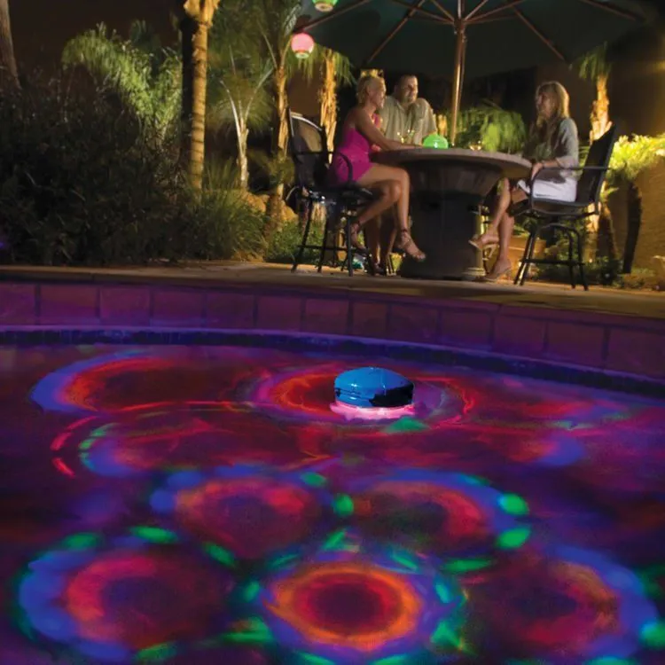 Pernikahan Pinggir Kolam Bakal Indah dan Berkesan Kalau Kamu Terapkan 17 Dekorasi Unik Ini. Instagramable Banget! 23