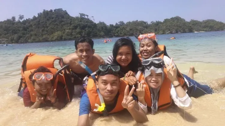 Mengintip Pesona Pantai 3 Warna, Surga Dunia yang Bisa Kamu Nikmati di Malang Raya... 9