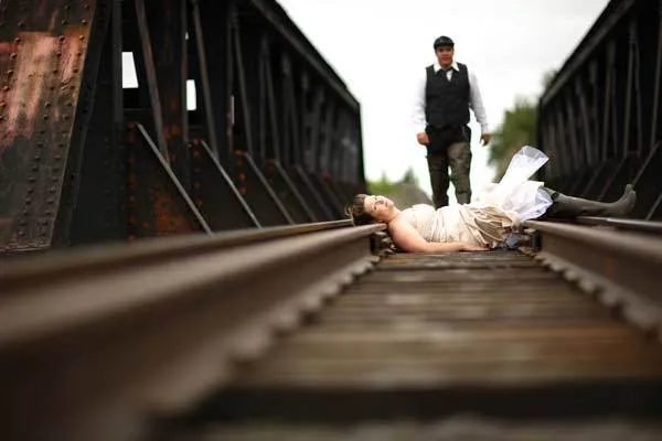 13 Foto Prewedding Ini Diambil dengan Menantang Bahaya. Cocok Buat Kamu yang Adrenaline Junkie! 25