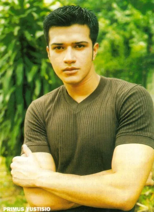 10 Gaya Rambut Cowok Ini Pernah Digandrungi Banyak Anak Muda. Lucu Kalau Ingat Masa-Masa Itu 14
