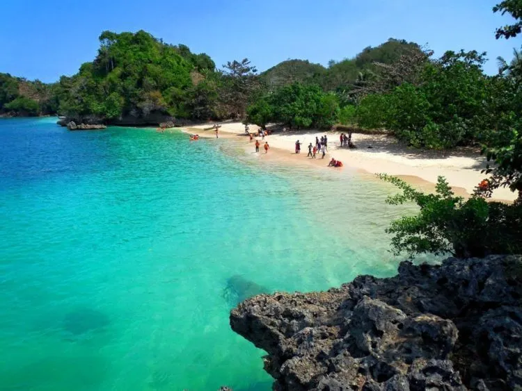 Mengintip Pesona Pantai 3 Warna, Surga Dunia yang Bisa Kamu Nikmati di Malang Raya... 6
