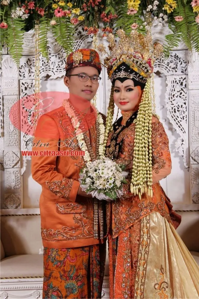 11 Modifikasi Hijab untuk Riasan Tradisonal Pengantin Nusantara. Tak Perlu Sampai Dilepas Lah 22
