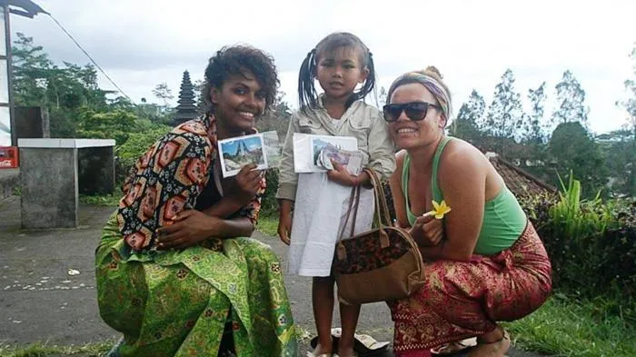 Gadis Cilik dari Bali Ini Bisa 23 Bahasa. Mendadak Viral Gara-gara Jual Kartu Pos ke Wisatawan 8
