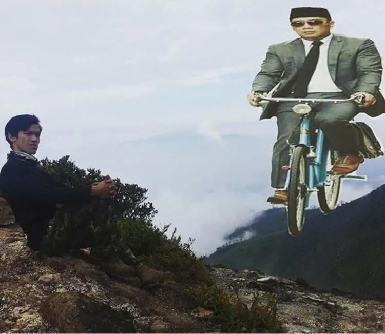 Biasanya Sih Ikan Paus, Tapi Kok Jadi Ridwan Kamil. Inilah Gaya Foto UpandUp Baru yang Bikin Ngakak 14