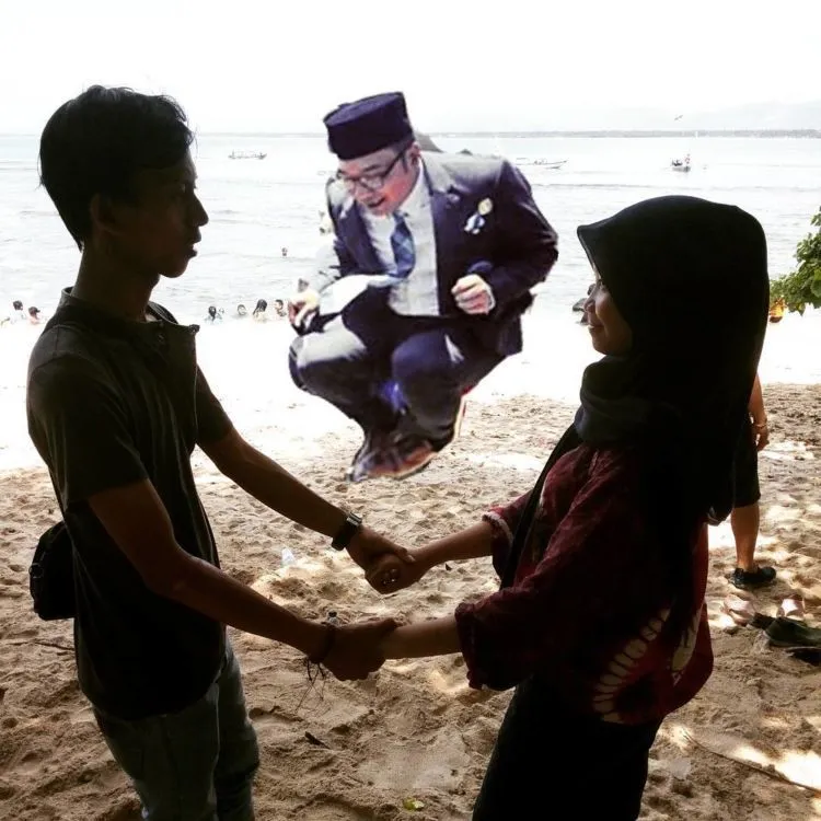 Biasanya Sih Ikan Paus, Tapi Kok Jadi Ridwan Kamil. Inilah Gaya Foto UpandUp Baru yang Bikin Ngakak 26