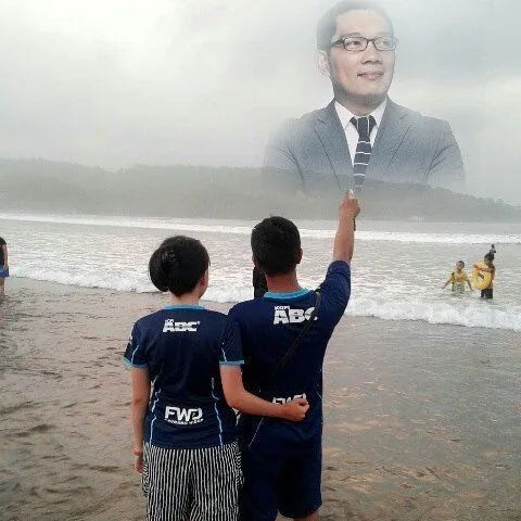 Biasanya Sih Ikan Paus, Tapi Kok Jadi Ridwan Kamil. Inilah Gaya Foto UpandUp Baru yang Bikin Ngakak 18
