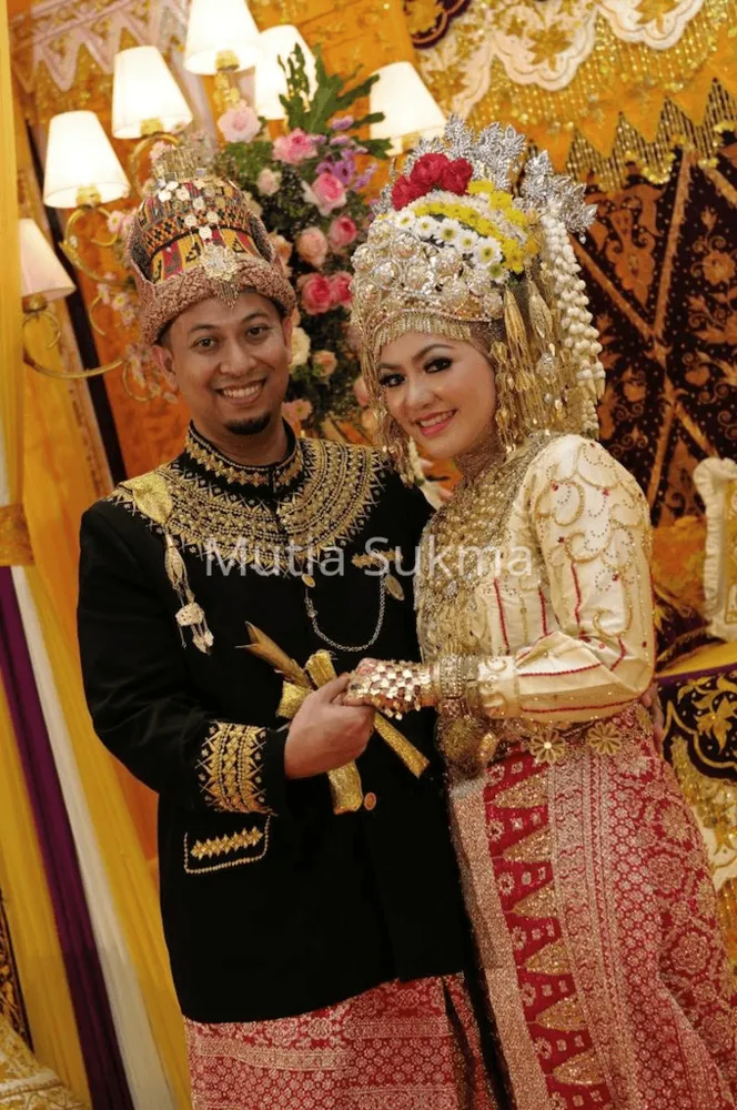 11 Modifikasi Hijab untuk Riasan Tradisonal Pengantin Nusantara. Tak Perlu Sampai Dilepas Lah 20