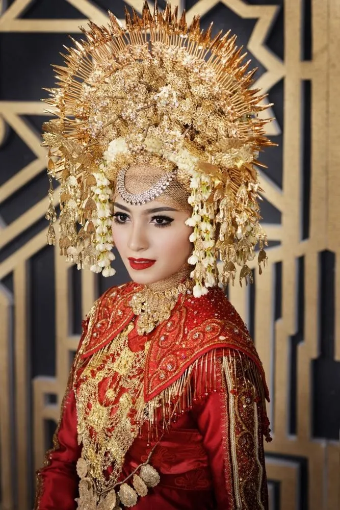 11 Modifikasi Hijab untuk Riasan Tradisonal Pengantin Nusantara. Tak Perlu Sampai Dilepas Lah 17