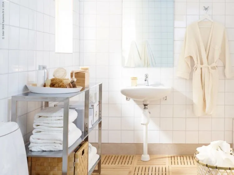 Punya Kamar Mandi Kecil dan Sempit? 10 Ide Ini Bisa Membuatnya Lebih Lengang dan Tertata 23