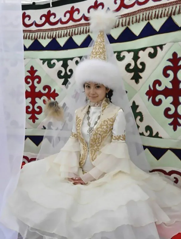 Intip Bermacam Gaun Pernikahan Tradisional dari Asia Yuk, Indonesia pun Tak Kalah Cantik Lho! 18