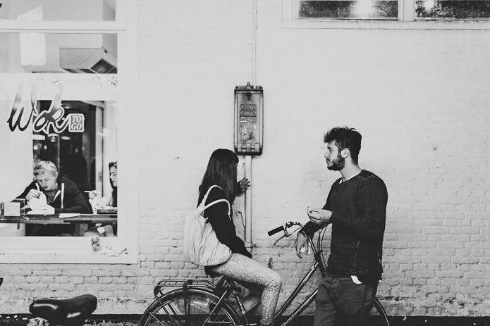 9 Gesture Cowok yang Bikin Cewek Bertanya-Tanya, 'Beneran Serius Atau Nggak Sih Dia?' 13