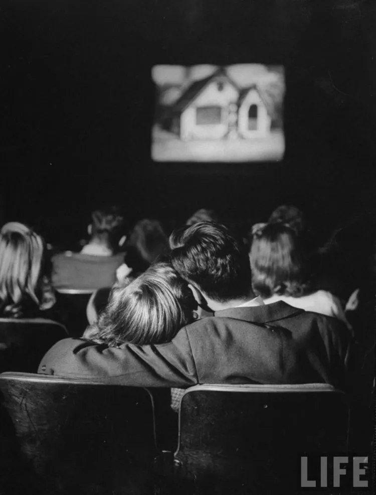 9 Trik Jitu Nonton Film Horor Tanpa (Kelihatan) Takut, Ngaku Aja Deh Kalau Kamu Butuh 17