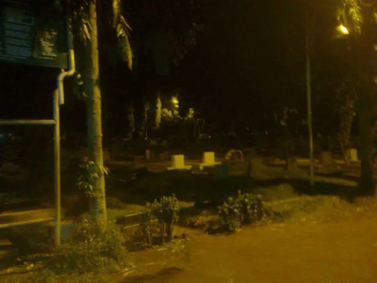Dari Genderuwo Sampai Pastur Kepala Buntung, TPU Jeruk Purut Memang Lokasi Paling Mistis di Jakarta! 8