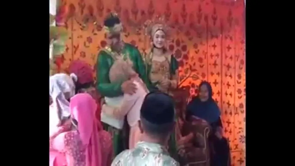 Jangan Lakukan 7 Hal Ini Saat Datang ke Resepsi, Atau Kamu Akan Disebut Tamu Tak Tahu Diri! 12