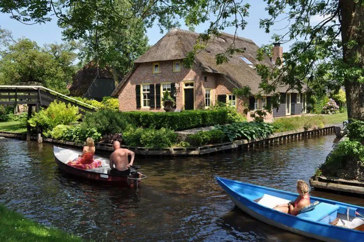 Perkenalkan, Desa Giethoorn, Negeri Dongeng dari Belanda. Desa yang Tak Punya Jalan Sama Sekali! 13